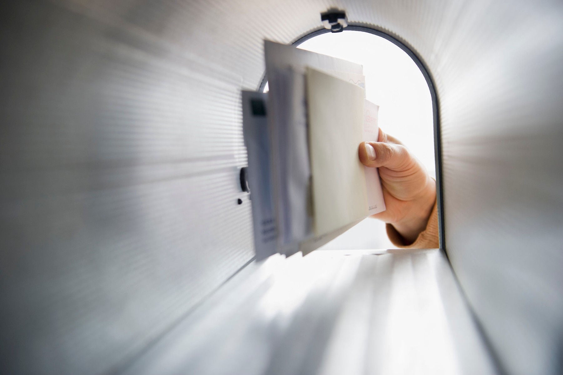 Briefe werden aus dem Briefkasten geholt