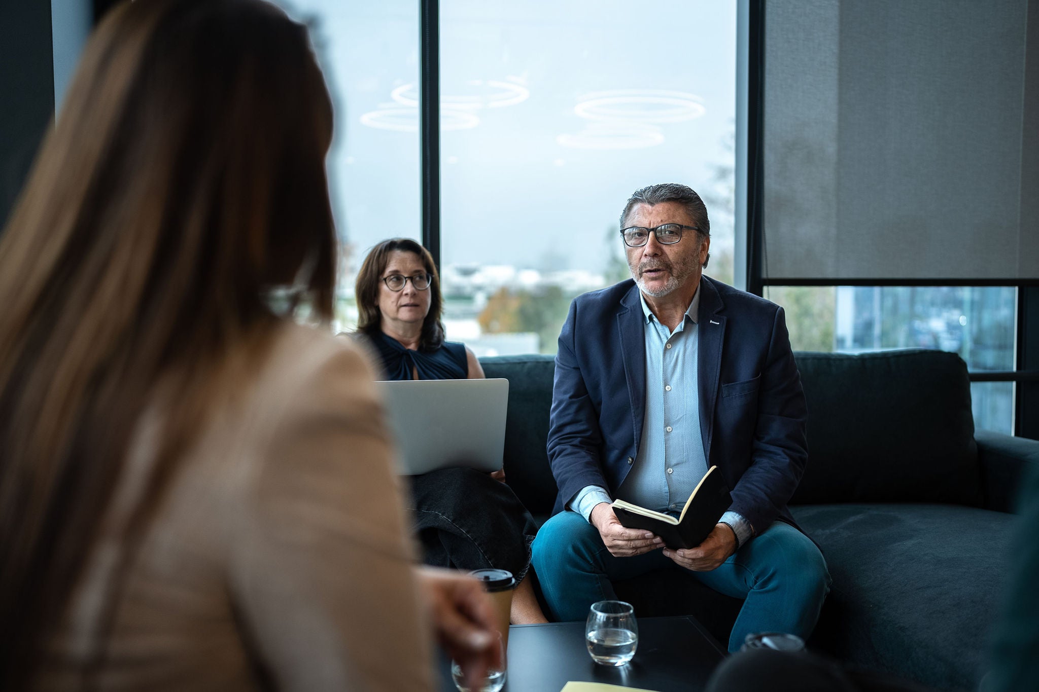 Personen werden im Büro befragt