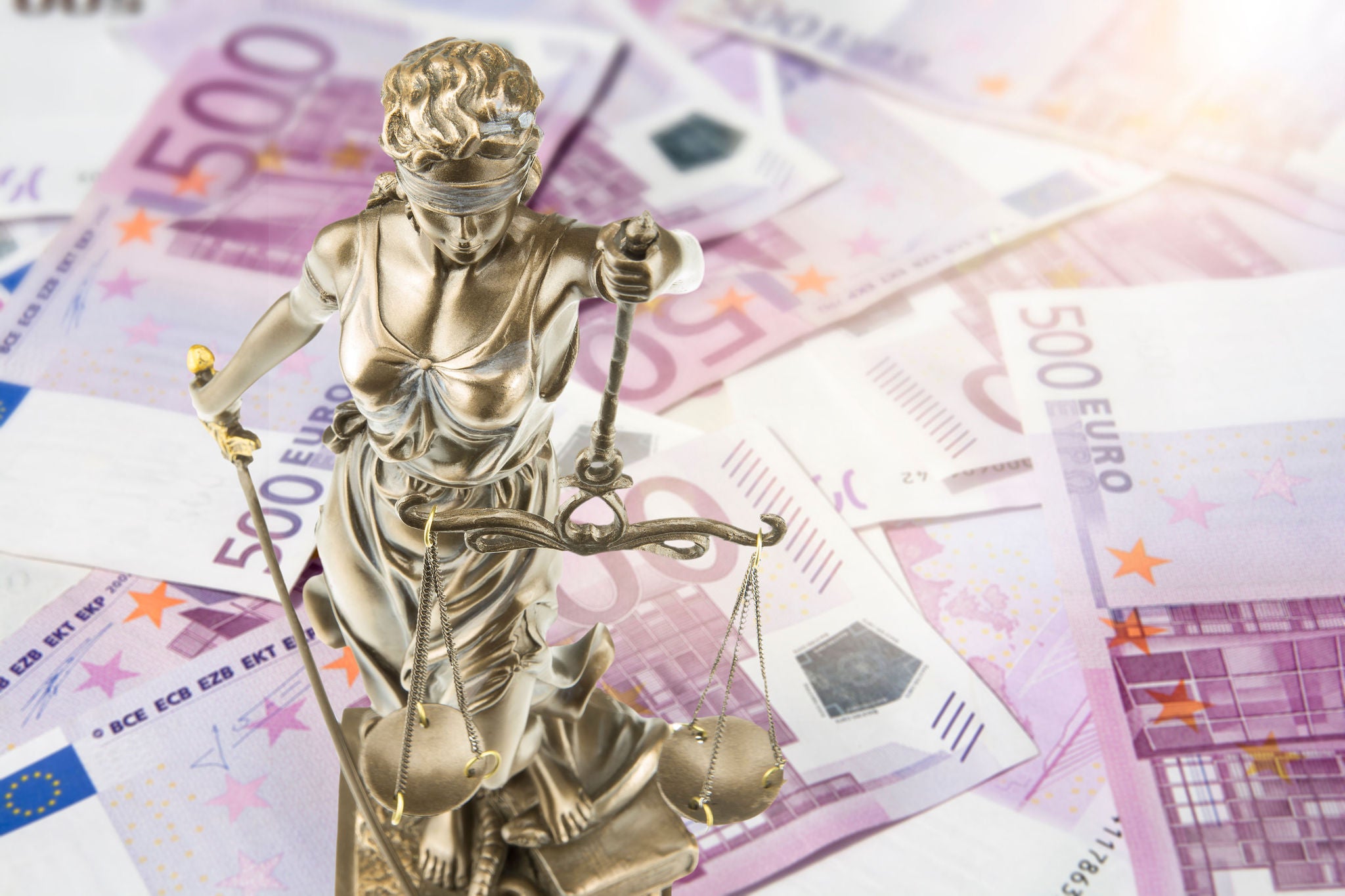 Eine goldene Justitia Figur steht auf vielen 500 Euro Geldscheinen